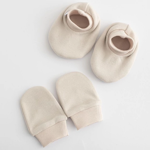 Baba pamut szett-kiscipő és kesztyű New Baby Casually dressed bézs 0-6m